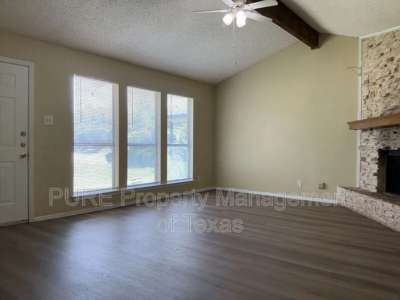 2 bed, 2.0 bath, 2020 sqft, $1,350 — Photo 4