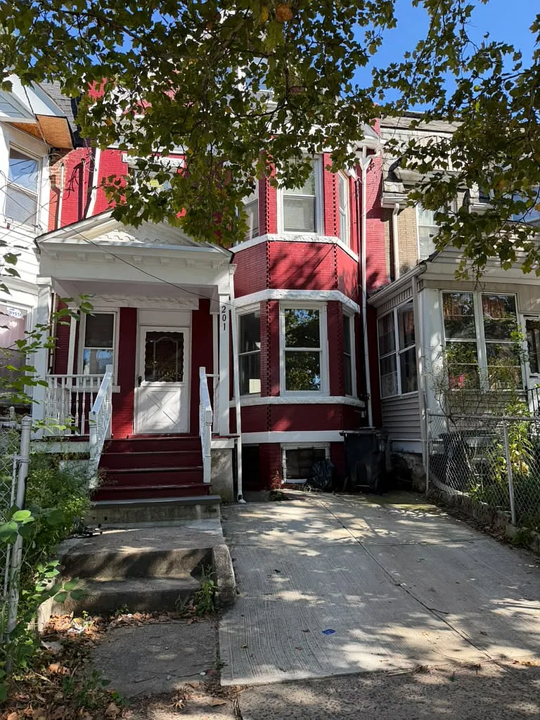 6 bed, $3,800 — Photo 1