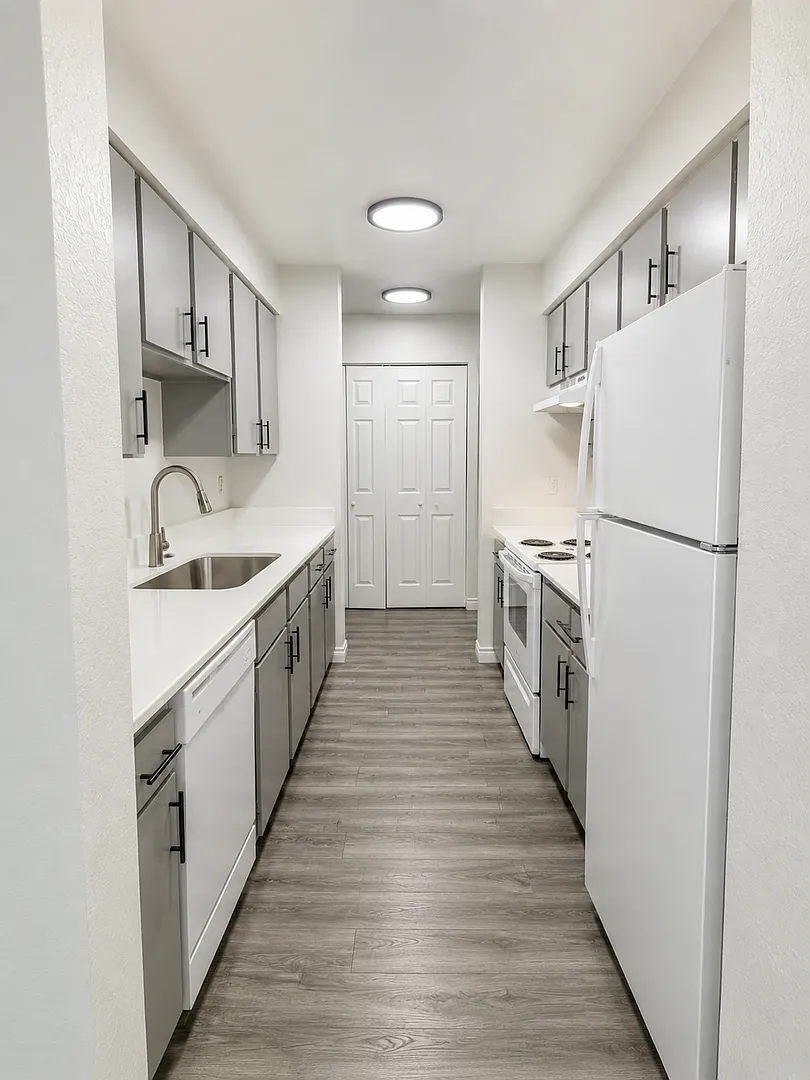 Francis Apartments — Photo 1
