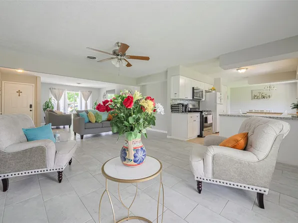 101 Wildrose St, Baytown, TX 77520