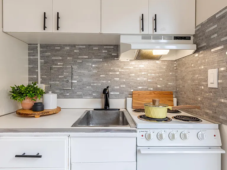 445 Kaiolu St #604 — Photo 7
