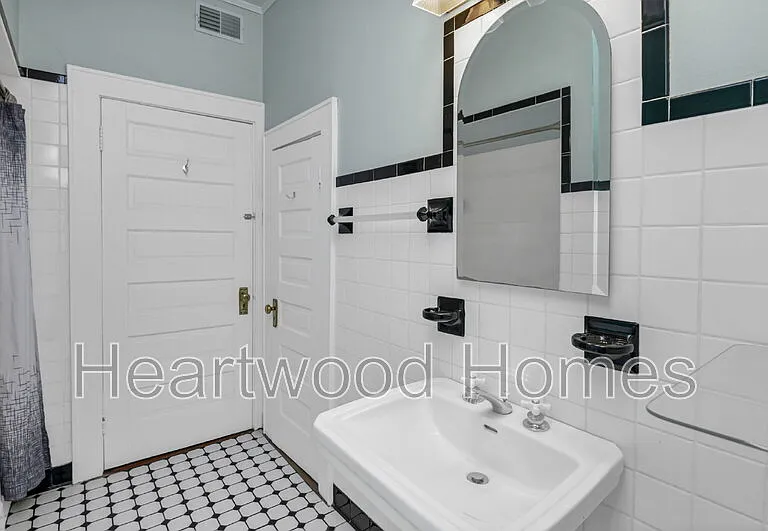 2417 Clark St #B — Photo 32