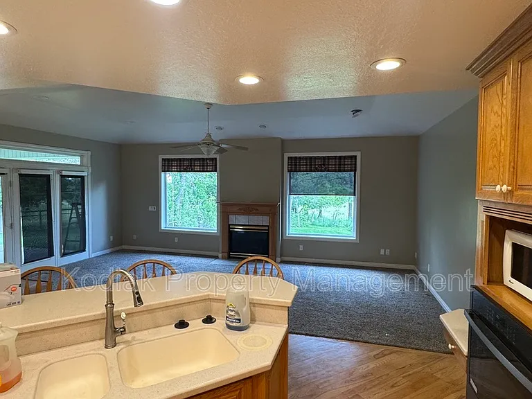 1673 E Webb Way — Photo 7