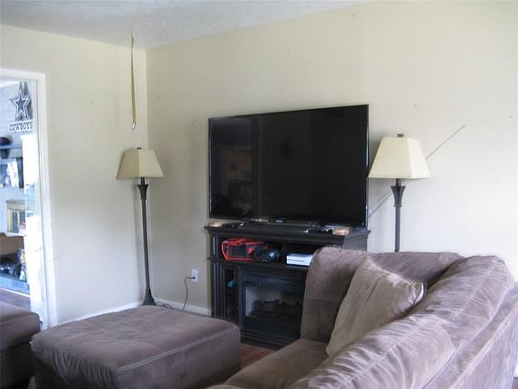 3rd image of 1213 Lexington Dr