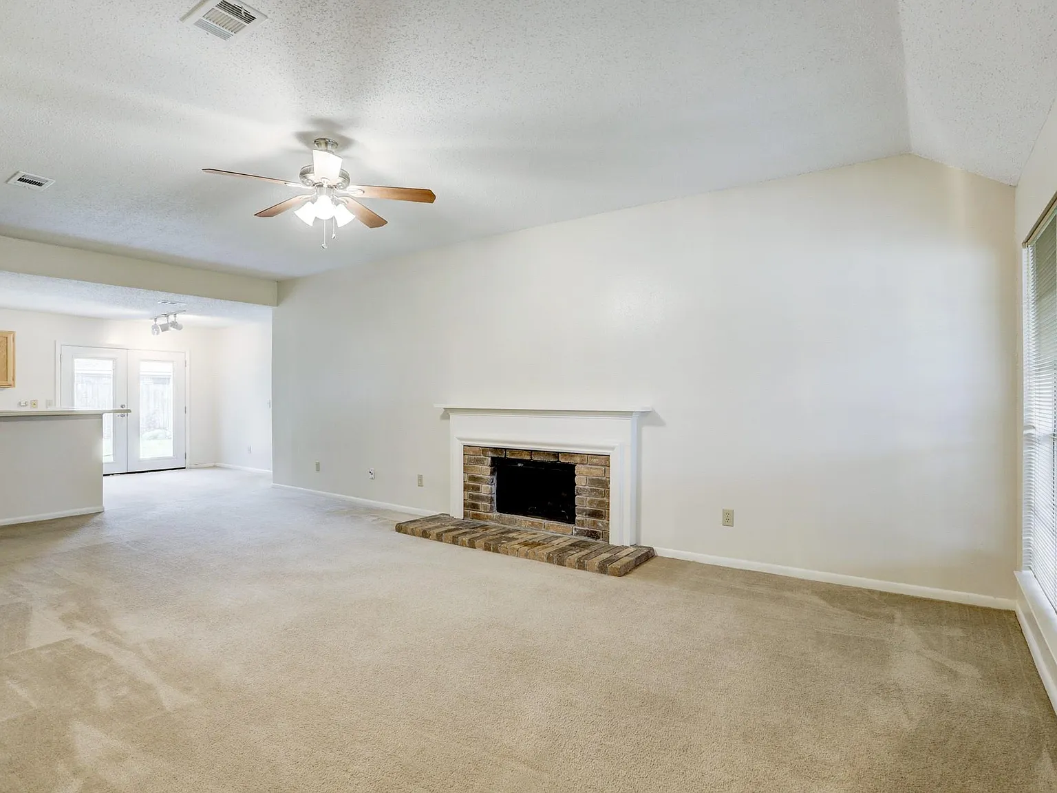 3 bed, 2.0 bath, 1500 sqft, $1,750 — Photo 2