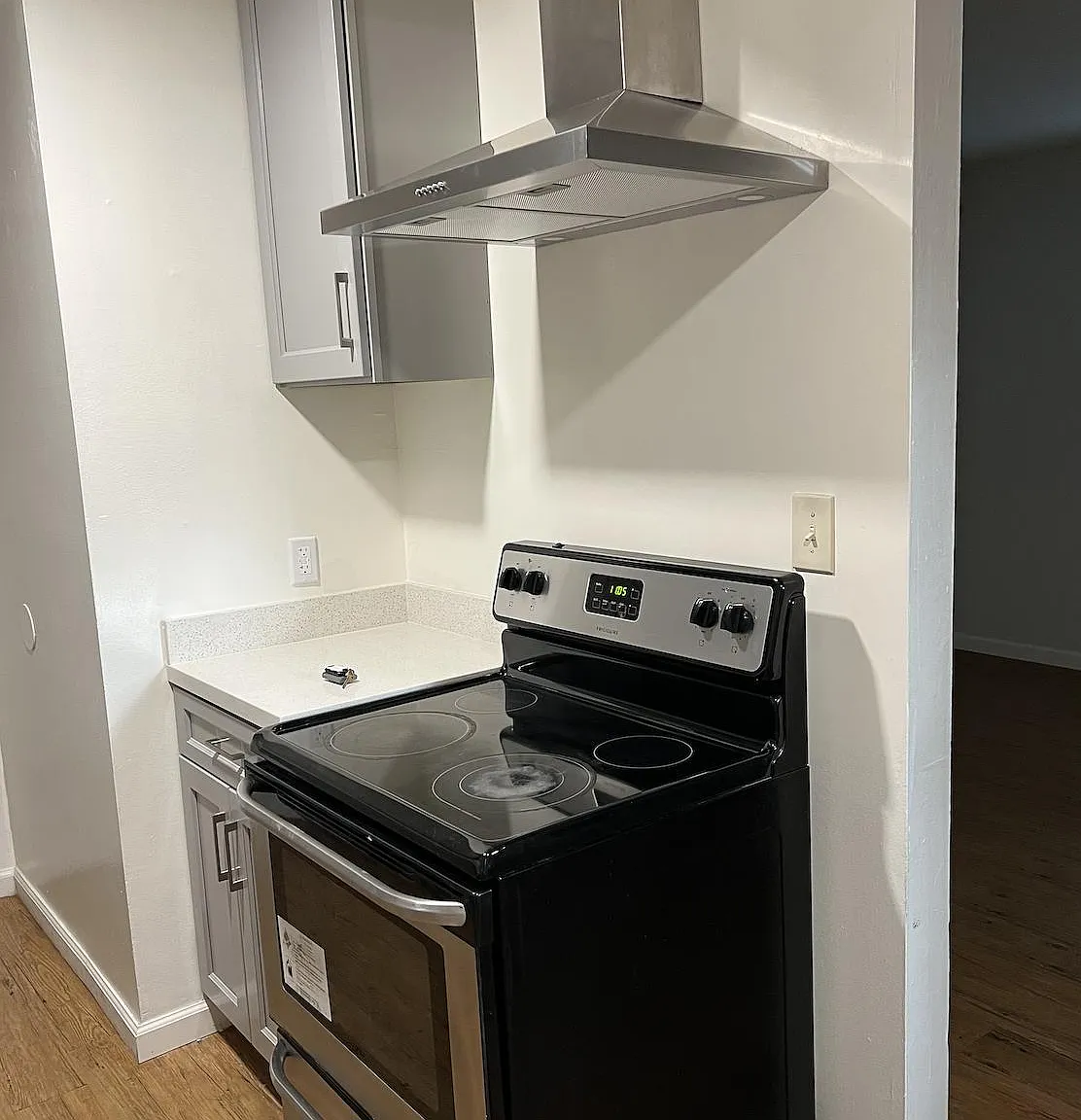 1 bed, 670 sqft, $2,043 — Photo 2