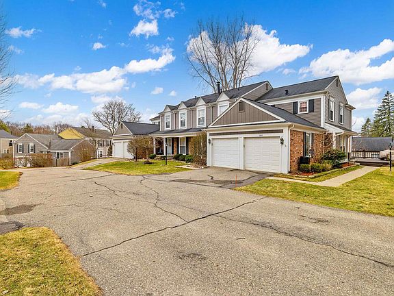 3rd image of 1395 Crescent Ln