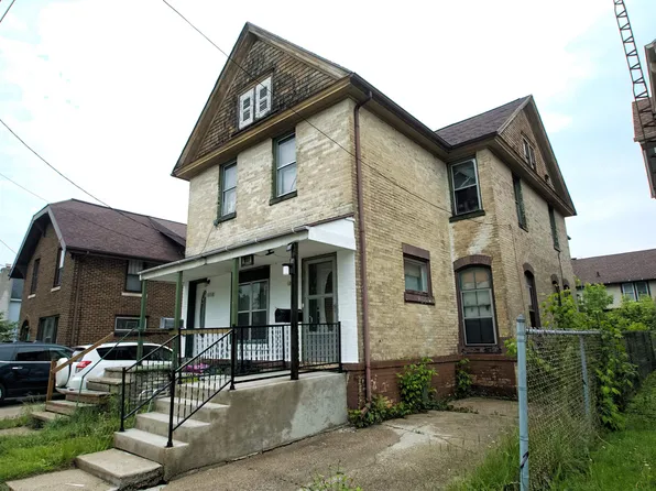 1033 S 11th St, Manitowoc, WI 54220