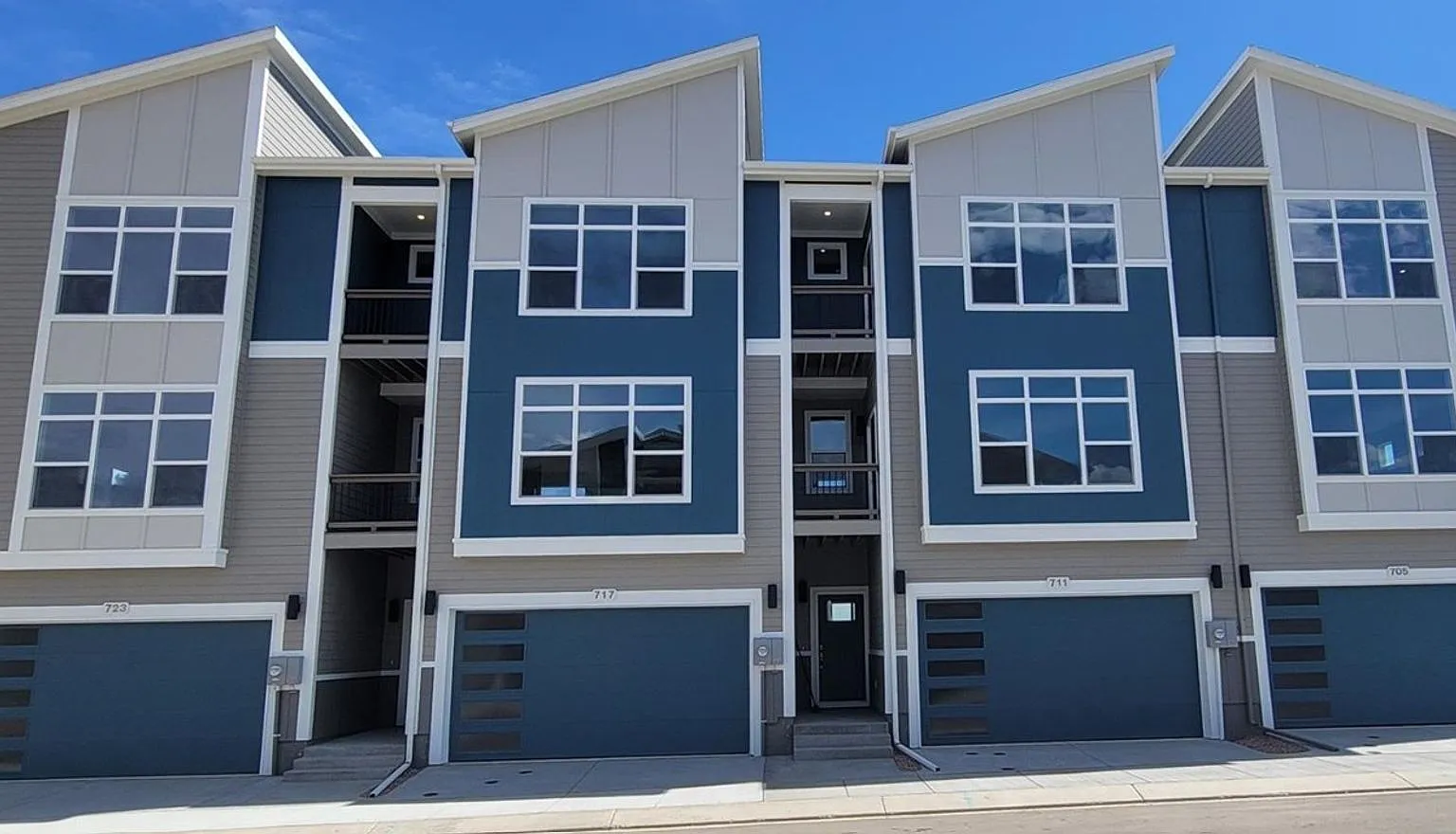 Luxury Townhome with Stunning Mountain Views | 4 Bed | 3.5 Bath — Photo 1