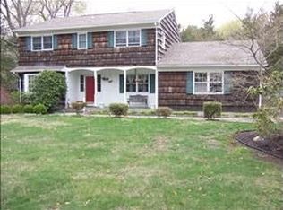 91 N Country Rd, Shoreham, NY 11786