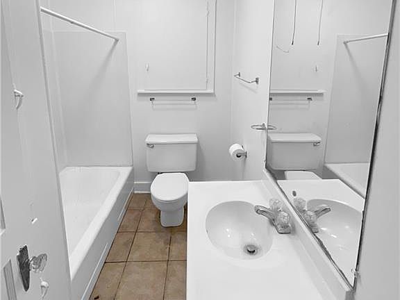 5th image of 223 Hoppen Pl