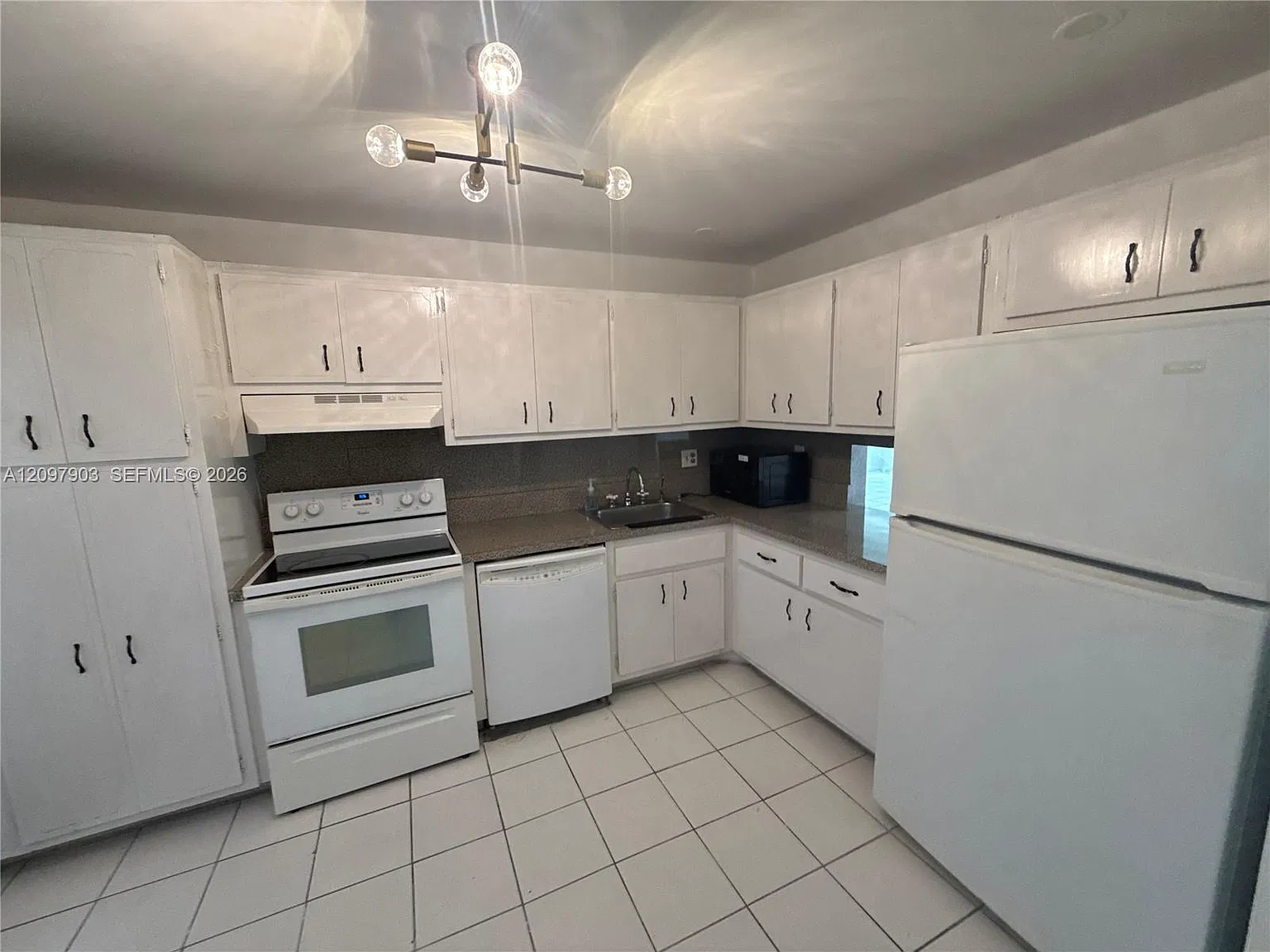 Lauderdale Oaks Condo Xi — Photo 2