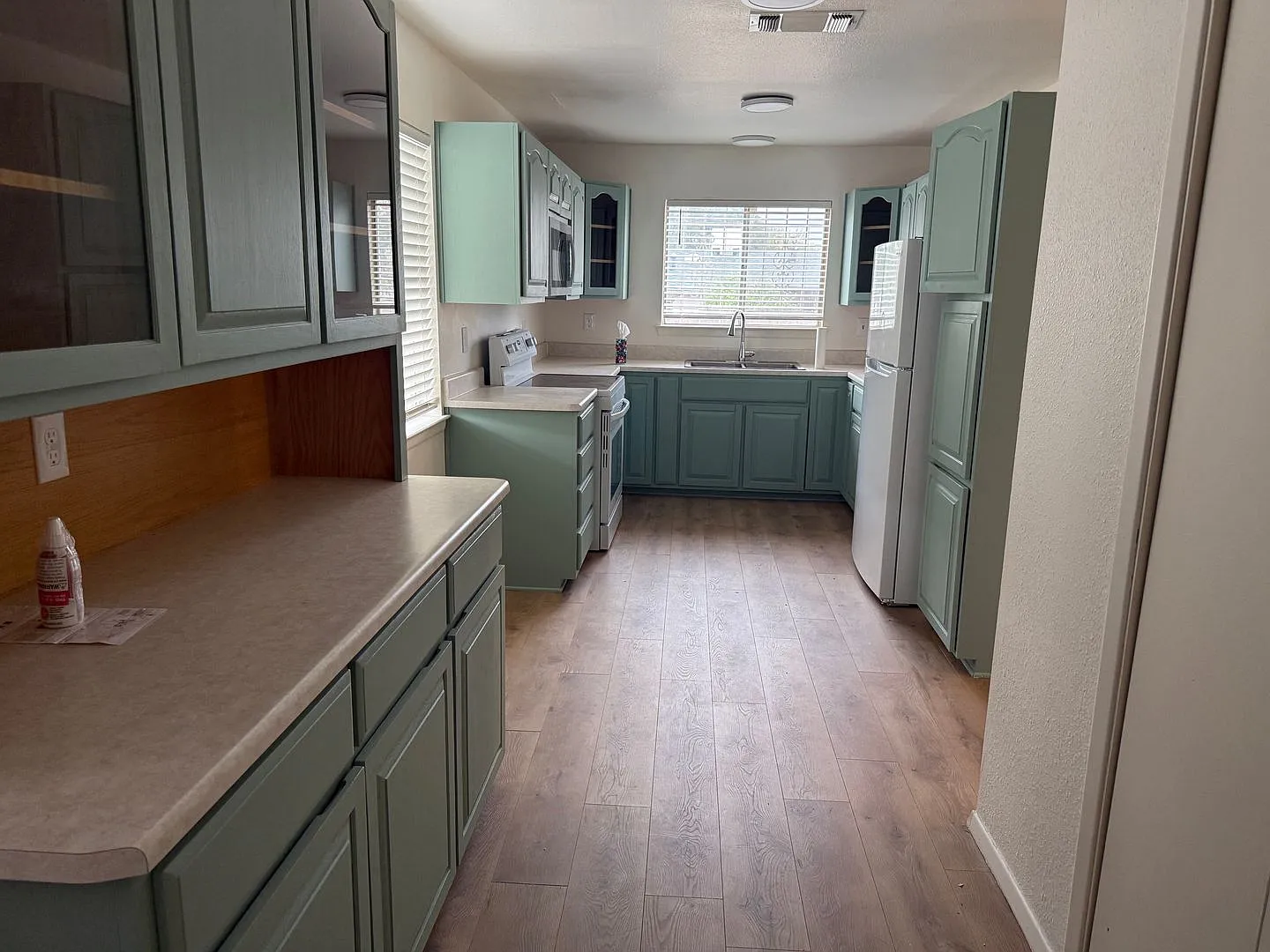 3 bed, 2 bath, 2 living areas, Great Location! — Photo 4