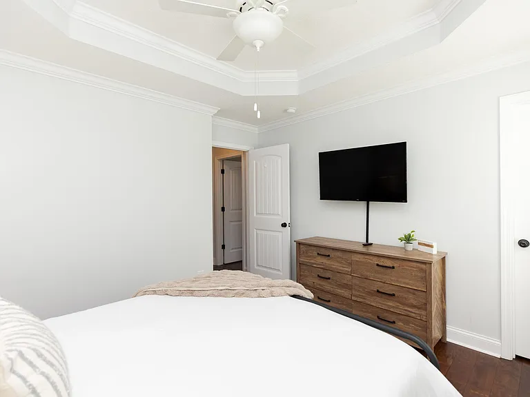 Bedroom 2 w/Queen Bed & TV streaming