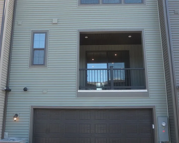 323 E Cochran St — Photo 2