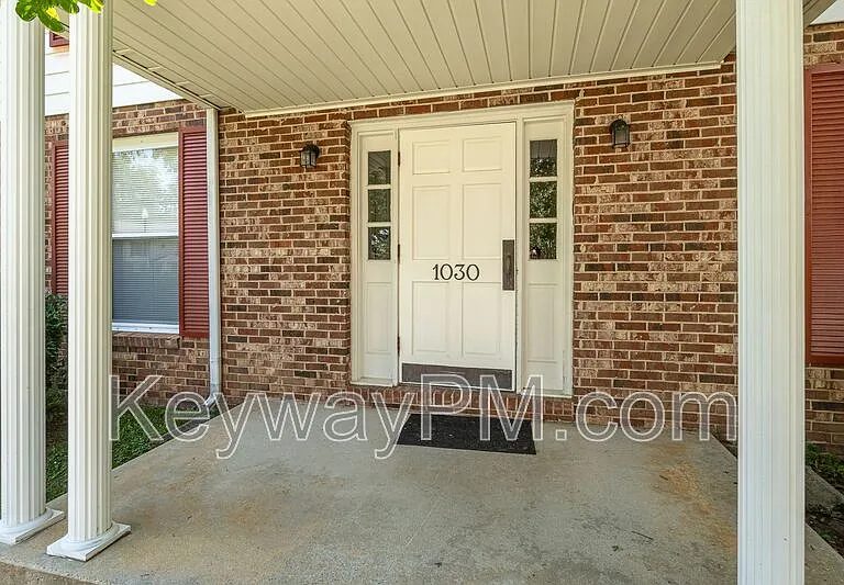 1030 Carriage Dr #D — Photo 4