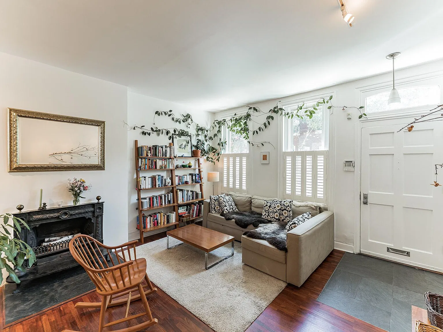 4 bed, 2.5 bath, 2025 sqft, $3,800 — Photo 2