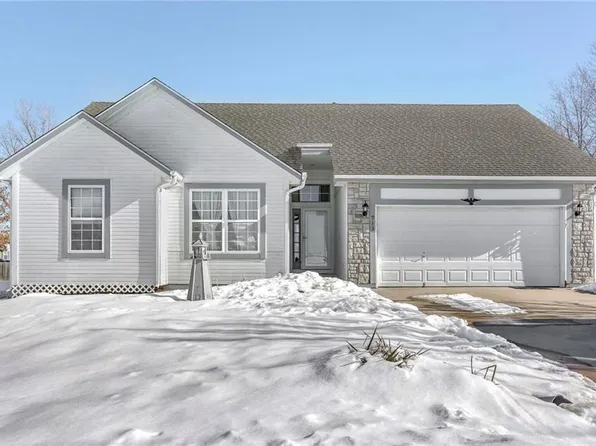 913 W 8th St, Edgerton, KS 66021