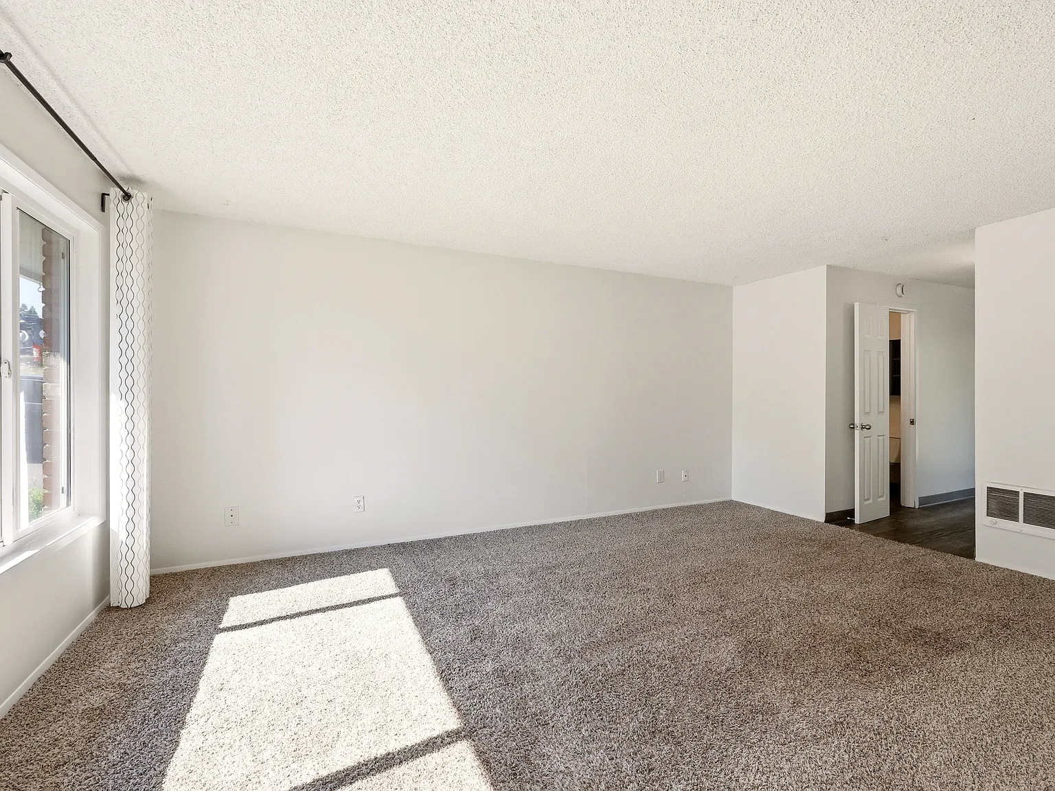 2 bed, 1.5 bath, 1048 sqft, $1,900 — Photo 4