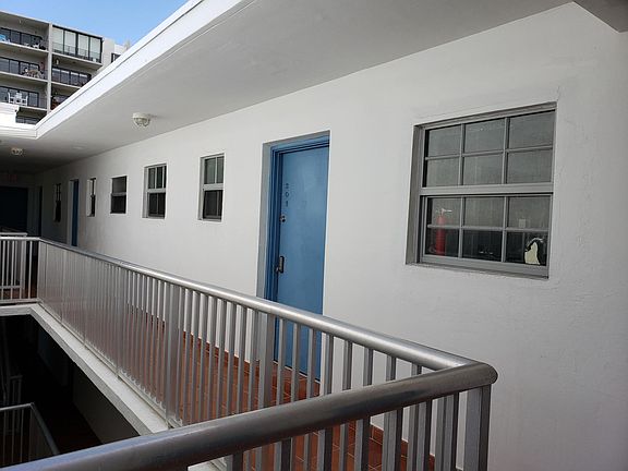 Hallway access to unit