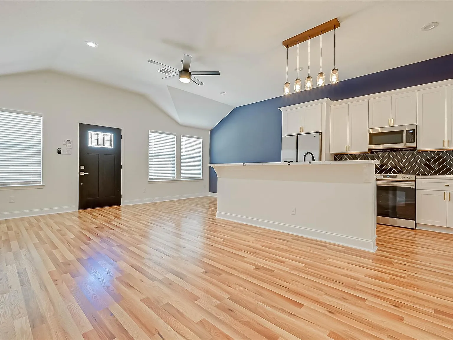 3 bed, 2.0 bath, 2440 sqft, $1,850 — Photo 4