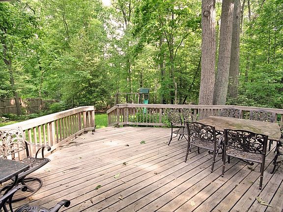 Deck overlooks trees