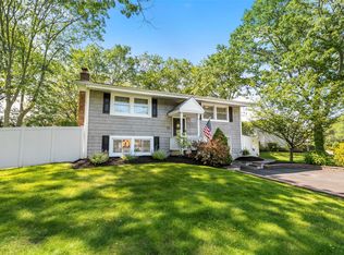 25 Arrowhead Ln, East Setauket, NY 11733