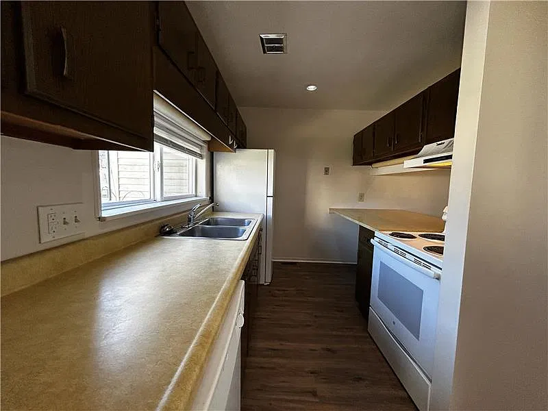 2 bed, 1.5 bath, $850 — Photo 3