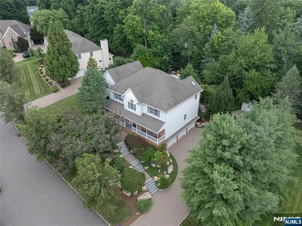 1 Concord Ct, Mahwah, NJ 07430