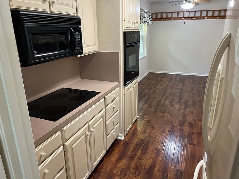 1918 Courtney Dr — Photo 10