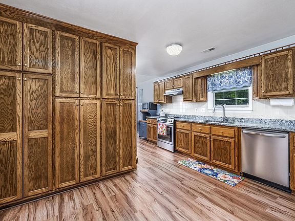 2nd image of 1001 Chateau Dr.