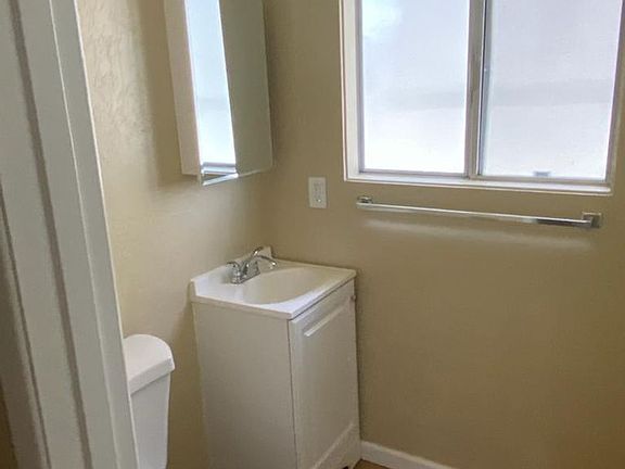 4th image of 935 NW Hobart Ave #45