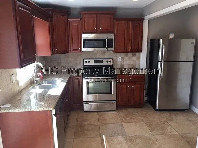 3 bed, 3.0 bath, 2060 sqft, $2,595 — Photo 4
