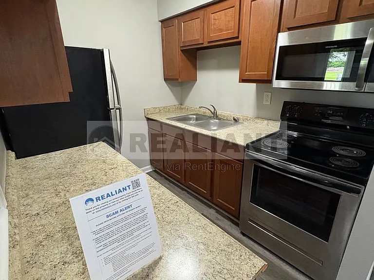 2021 Cambridge Dr #10 — Photo 9