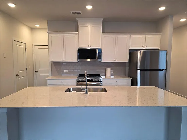 1704 Harper Lily Ln — Photo 2