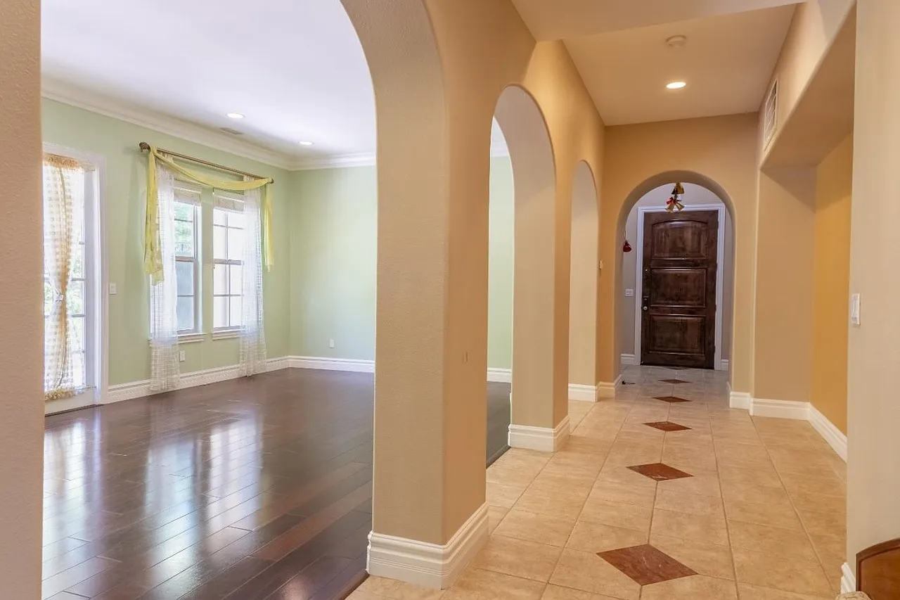 5 bed, 3780 sqft, $7,999 — Photo 4