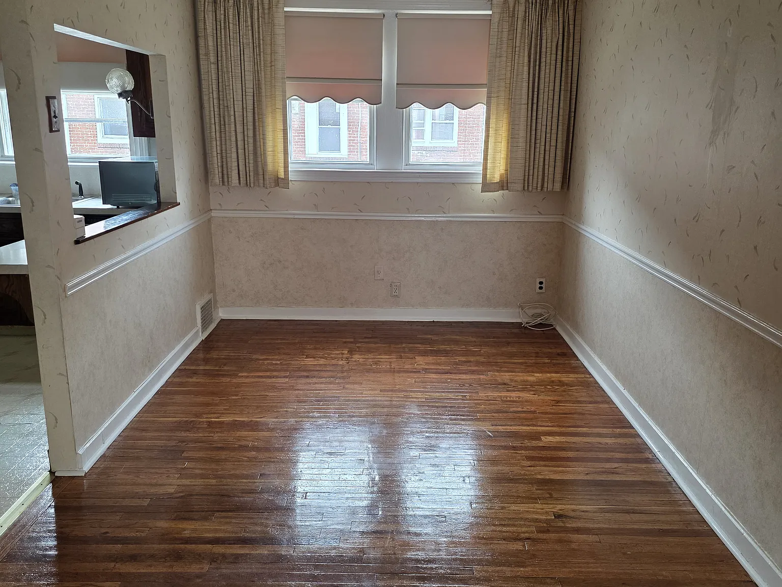 3 bed, 992 sqft, $1,600 — Photo 2