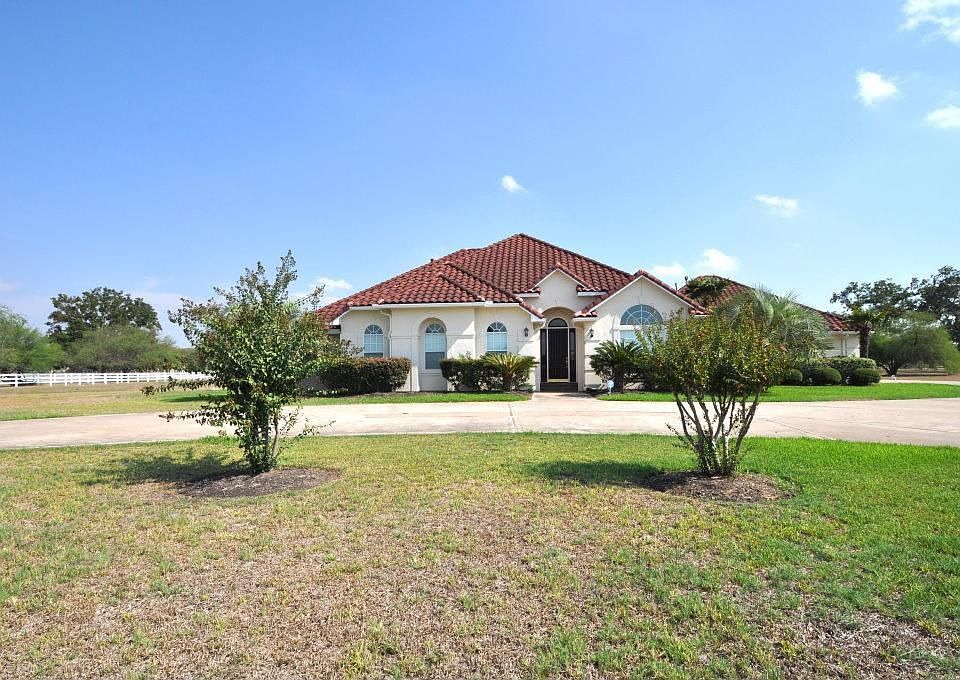 1st image of 3334 Blue Grass Dr