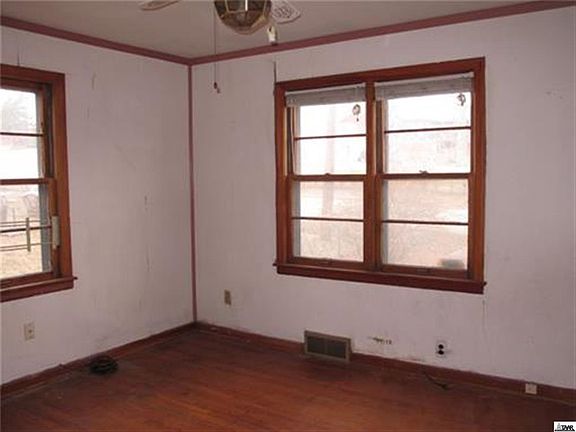 5th image of 3527 Longwood Ave