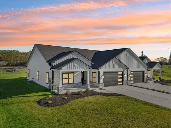 1171 Valley Club Dr, Irwin, PA 15642