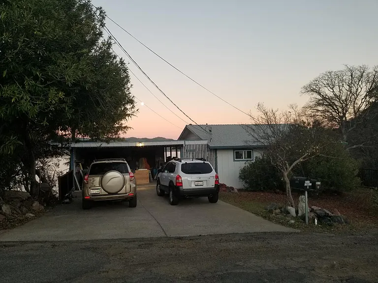 Edgewater Dr — Photo 2