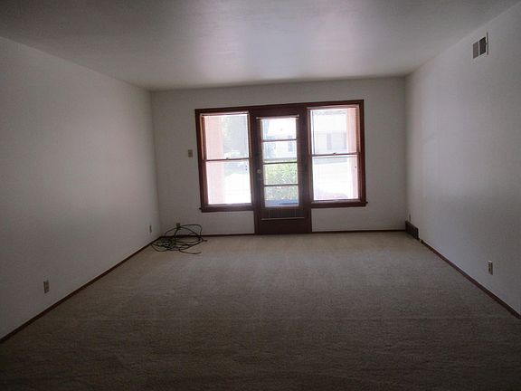 4th image of 621 Broadmoor Dr #H