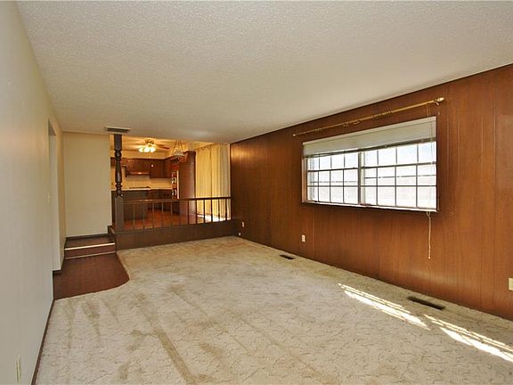 2nd image of 215 E Willow Pl