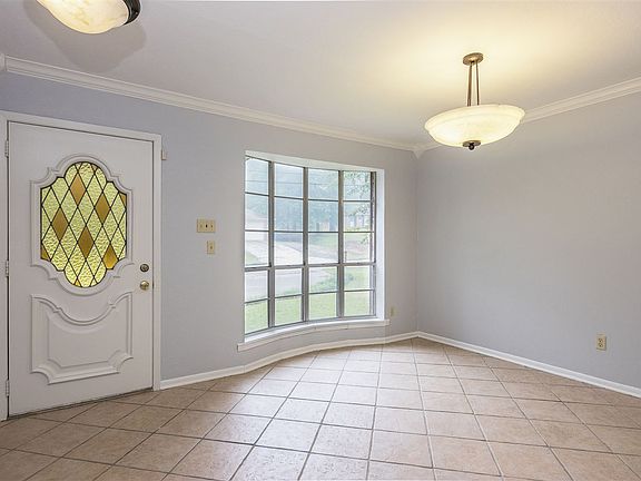 3rd image of 705 Honeysuckle Dr