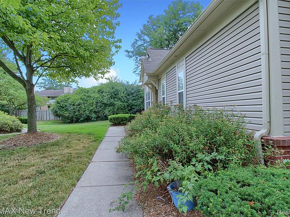 3rd image of 38222 Saratoga Cir
