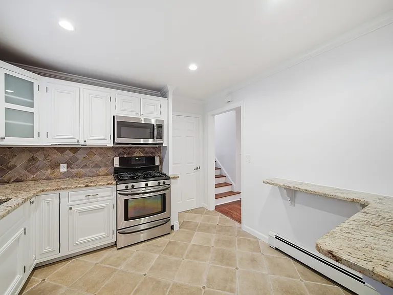 10 Lloyd Ave — Photo 8