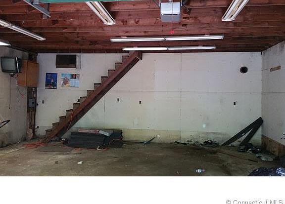 4th image of 469 Thompson Ave
