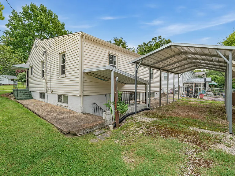 1315 E Red Bud Rd — Photo 32