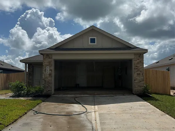 910 Constitution Dr, Bay City, TX 77414