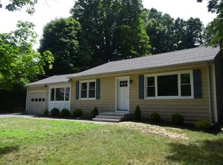 4 Acorn Dr, Poughkeepsie, NY 12603